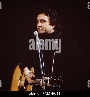 Johnny Cash, amerikanischer Countrysänger und Songschreiber, bei einem Konzert in Deutschland, um 1980. Il cantante e cantautore americano Johnny Cash si esibisce in Germania intorno al 1980. Foto Stock