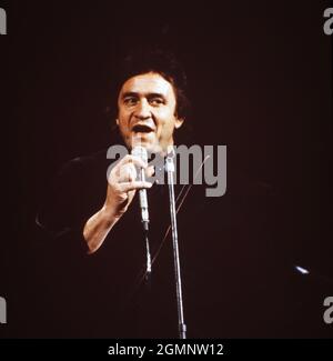 Johnny Cash, amerikanischer Countrysänger und Songschreiber, bei einem Konzert in Deutschland, um 1980. Il cantante e cantautore americano Johnny Cash si esibisce in Germania intorno al 1980. Foto Stock