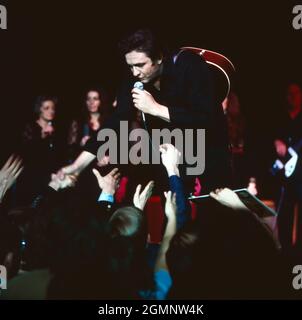 Johnny Cash, amerikanischer Countrysänger und Songschreiber, bei einem Konzert in Deutschland, um 1980. Il cantante e cantautore americano Johnny Cash si esibisce in Germania intorno al 1980. Foto Stock