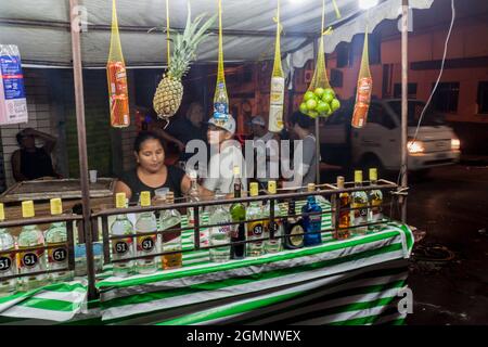 MANAUS, BRASILE - 26 LUGLIO 2015: Stallo di bevande alcoliche nel centro di Manaus. Foto Stock