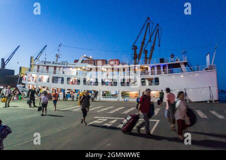 SANTAREM, BRASILE - 28 LUGLIO 2015: Barca Anna Karoline II ancorata in un porto fluviale di Santarem. Foto Stock