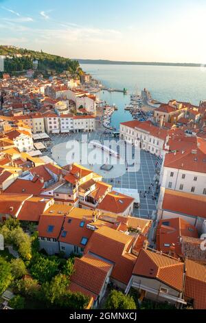 Piazza Tartini da sopra la torre della chiesa di san Giorgio in Pirano Slovenia . Foto Stock