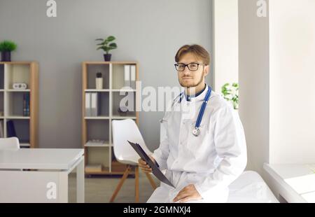 Ritratto di medico maschile in cappotto bianco in ospedale Foto Stock