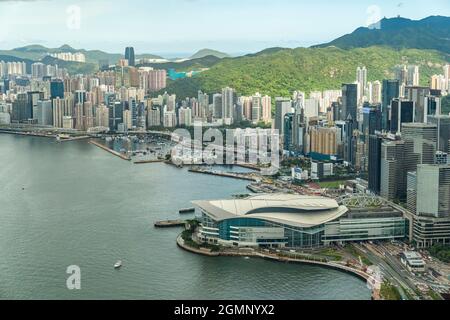 Hong Kong, Cina. 20 Settembre 2021. Vista dello skyline e degli edifici nel quartiere degli affari di Hong Kong. (Foto di Chan Long Hei/SOPA Images/Sipa USA) Credit: Sipa USA/Alamy Live News Foto Stock