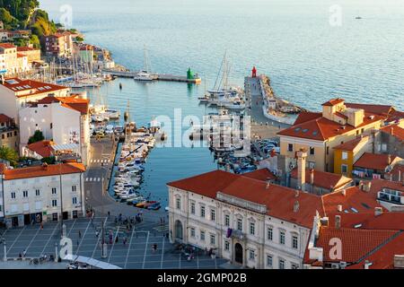 Piazza Tartini e il porto turistico da sopra la torre della chiesa di san Giorgio in Pirano Slovenia . Foto Stock