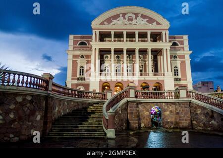 MANAUS, BRASILE - 26 LUGLIO 2015: Teatro Amazonas, famoso teatro edificio a Manaus, Brasile Foto Stock