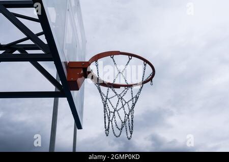 Basket backboard con anello, elaborazione foto a colori. Foto in bianco e nero e anello evidenziato in rosso. Concentratevi sul basket come obiettivo. Foto Stock