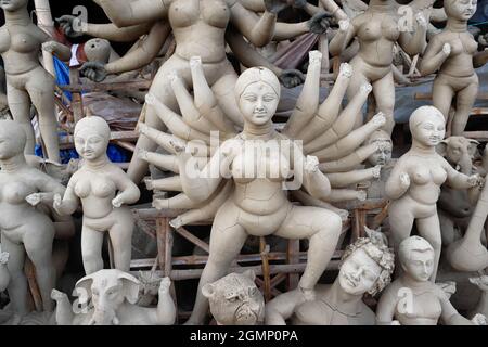 Clay idol della Dea Durga, è in preparazione per il festival Durga Puja in uno studio di vasaio a Kolkata. E 'il più grande festival di induismo, ora cele Foto Stock