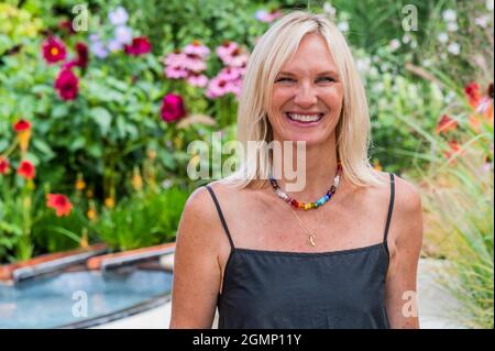 Londra, Regno Unito. 20 Settembre 2021. Jo Whiley on the Finding Our Way: Una NHS Tribute Garden Final disegnata da Naomi Ferrett-Cohen - il Chelsea Flower Show 2021. Lo spettacolo è stato annullato lo scorso anno a causa dei blocchi di coronavirus. Credit: Guy Bell/Alamy Live News Foto Stock