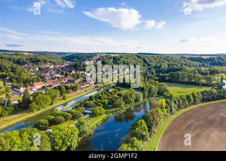 Francia, Yonne, Canal du Nivernais, Chatel Censoir, villaggio, Canal du Nivernais e il fiume Yonne (vista aerea) // Francia, Yonne (89), Canal du Niver Foto Stock