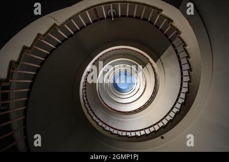 Si affaccia su una scala a spirale Foto Stock