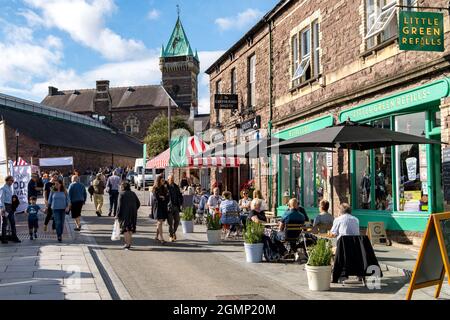 La folla torna ad Abergavenny Food Festival 2021 dopo la sua cancellazione legata al pademico nel 2020. Foto Stock