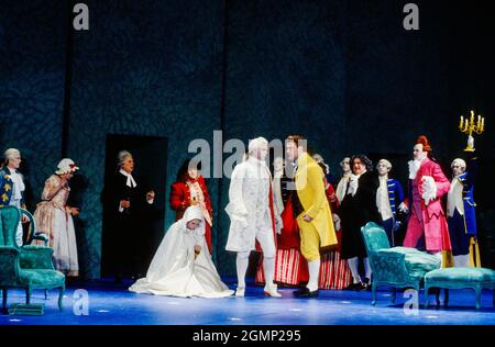 Atto 4 scena finale - centro, l-r: Cathryn Pope (Susanna), Anthony Michaels-Moore (Conte Almaviva), Bryn Terfel (Figaro) destra: Donald Adams (Dottor Bartolo), John Graham Hall (Don Basilio) NEL MATRIMONIO DI FIGARO alla English National Opera (ENO), London Coliseum, Londra WC2 30/10/1991 Musica: Lorenzo da Ponte Mozart: Direttore: Paul Daniel design: Richard Hudson illuminazione: Nick Chelton coreografo: Ron Howell regista: Graham Vick Foto Stock