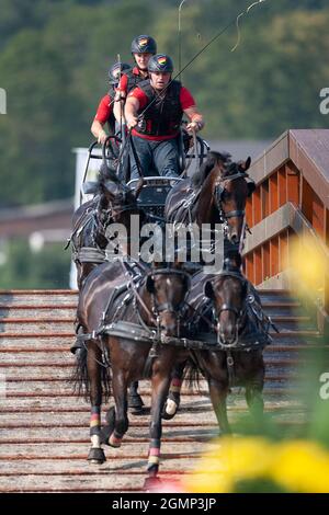 Aquisgrana, Germania. 18 settembre 2021. Team Michael BRAUCHLE (GER), azione, sul ponte, guida, corsa a quattro cavalli, marathon test F3: Premio di Schwartz GmbH, il 18 settembre 2021, World Equestrian Festival, CHIO Aachen 2021 dal 10 al 19 settembre 2021 ad Aachen/Germania; credito: dpa/Alamy Live News Foto Stock