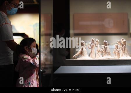 Zhengzhou, provincia cinese di Henan. 20 Settembre 2021. La gente visita il Museo Henan a Zhengzhou, provincia centrale di Henan della Cina, 20 settembre 2021. Molte persone hanno visitato il museo durante la festa di Mid-Autumn Festival. Credit: Zhang Haoran/Xinhua/Alamy Live News Foto Stock