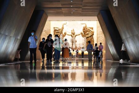 Zhengzhou, provincia cinese di Henan. 20 Settembre 2021. La gente visita il Museo Henan a Zhengzhou, provincia centrale di Henan della Cina, 20 settembre 2021. Molte persone hanno visitato il museo durante la festa di Mid-Autumn Festival. Credit: Zhang Haoran/Xinhua/Alamy Live News Foto Stock