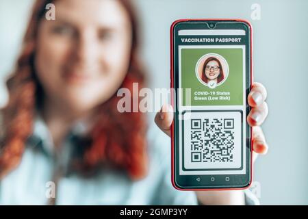 Schermo per smartphone con app Digital Health Passport. Persona vaccinata che usa l'app per passaporto sanitario nel telefono cellulare per viaggiare durante la pandemia di covid-19. Foto Stock