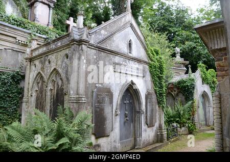 Il columbarium nel cimitero ad ovest di highgate con i visitatori in tour autoguidato N6 nord londra inghilterra Regno Unito Foto Stock