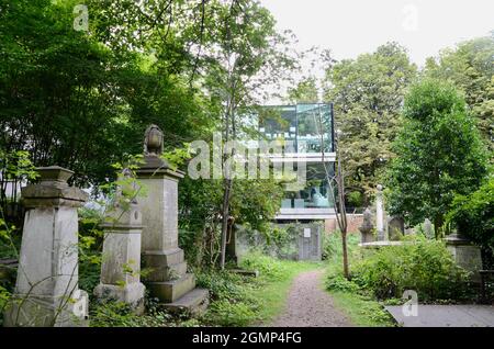 Moderna casa di vetro costruita all'interno del cimitero highgate West Swains Lane N6 nord londra inghilterra Regno Unito Foto Stock