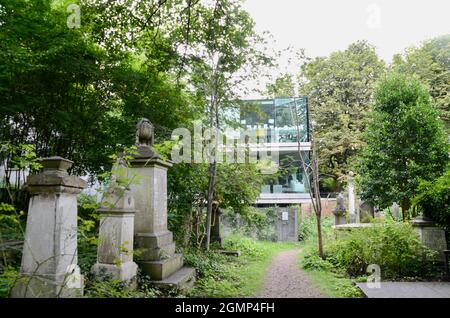 Moderna casa di vetro costruita all'interno del cimitero highgate West Swains Lane N6 nord londra inghilterra Regno Unito Foto Stock