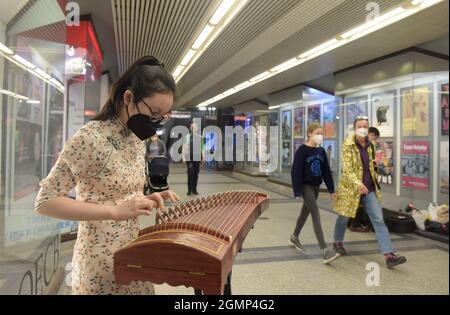 Vienna. 20 Settembre 2021. GU Jianing, studente della scuola di musica Jacquingasse, suona il guzheng, un tradizionale strumento musicale cinese, nella stazione di Volkstheater a Vienna, Austria, Spet. 20, 2021. L'evento, con strumenti musicali tradizionali cinesi, si svolge nell'ambito di un festival culturale che celebra il Festival di Mid-Autumn Cinese. Credit: Guo Chen/Xinhua/Alamy Live News Foto Stock