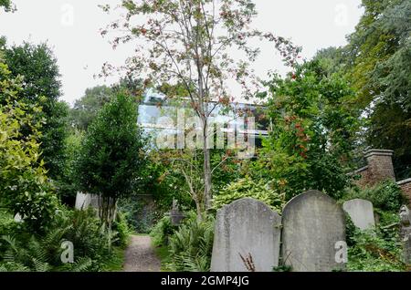 Moderna casa di vetro costruita all'interno del cimitero highgate West Swains Lane N6 nord londra inghilterra Regno Unito Foto Stock