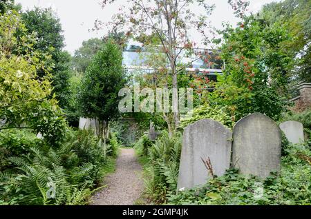 Moderna casa di vetro costruita all'interno del cimitero highgate West Swains Lane N6 nord londra inghilterra Regno Unito Foto Stock