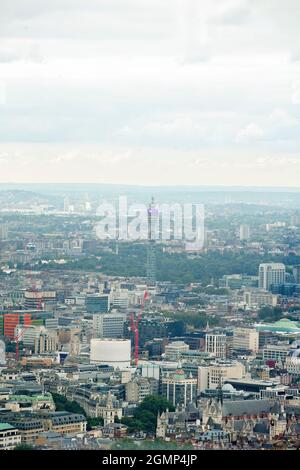 La torre BT in lontananza con il centro di Londra nella cornice presa dal ritratto di vista aerea Foto Stock