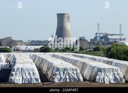 Pallet di fertilizzante sotto i teloni allo stabilimento di fertilizzazione della CF Industries a Billingham vicino Middlesbrough, Inghilterra nord-orientale. REGNO UNITO Foto Stock