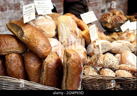 Una mostra di pane appena sfornato in vendita. Foto Stock