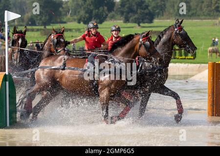 Aquisgrana, Germania. 18 settembre 2021. Team Mareike HARM (GER), azione in acqua, guida, quattro anni, test maratona F3: Premio di Schwartz GmbH, il 18 settembre 2021, World Equestrian Festival, CHIO Aachen 2021 dal 10 al 19 settembre 2021 ad Aachen/Germania; credito: dpa/Alamy Live News Foto Stock