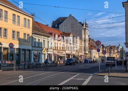 Potsdam, Brandeburgo, Germania - 6 agosto 2021: Skyline del centro città lungo Friedrich Ebert Street all'alba Foto Stock