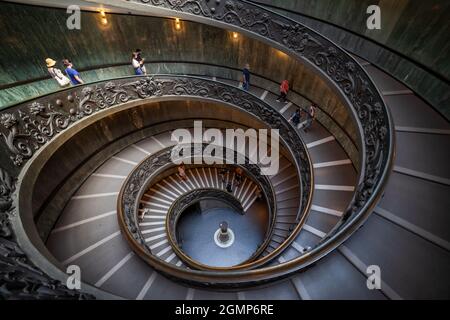 Vaticano, Roma, Italia - 3 settembre 2020: Turisti sulla famosa scalinata del Bramante nei Musei Vaticani Foto Stock