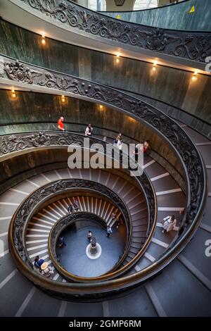 Vaticano, Roma, Italia - 3 settembre 2020: Turisti sulla famosa scalinata del Bramante nei Musei Vaticani Foto Stock