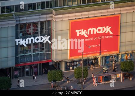 Varsavia, Polonia - 18 giugno 2021: Grande magazzino TK Maxx americano nel centro della città al tramonto Foto Stock