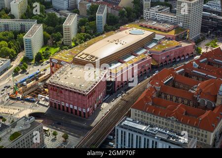 Berlino, Germania - 2 agosto 2021: Vista aerea del centro commerciale Alexa, uno dei più grandi centri commerciali della capitale Foto Stock