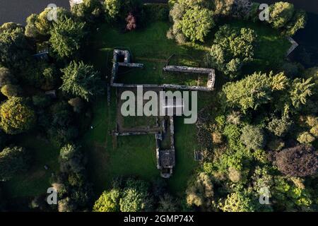 Inchmahome Priory, Loch Lomond e Trossachs National Park, Scozia, Regno Unito. 19 Settembre 2021. NELLA FOTO: L'Inchmahome Priory si trova a Inchmahome, la più grande delle tre isole nel centro del lago di Menteith, vicino ad Aberfoyle, Scozia. Il nome 'Inchmahome' deriva dal Gaelico Innis MoCholmaig, che significa isola di St Colmaig. Credito: Colin Fisher Foto Stock