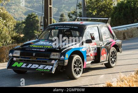 Caramulo, Portogallo - 03 Settembre 2021: Colorata MG Metro 6R4 in Caramulo Motorfestival 2021 Foto Stock