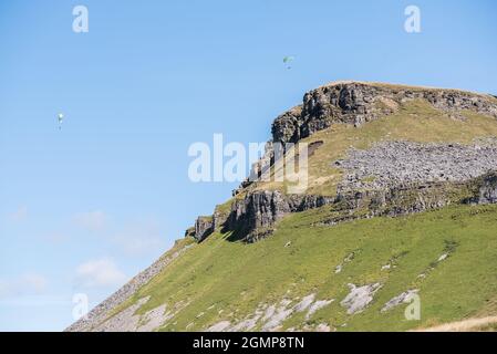 Paracadutismo al largo di Pen-y-Ghent nel parco nazionale Yorkshire Dales Foto Stock