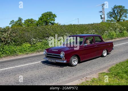 1967 660 rosso Ford Cortina 1499 cc, benzina 2dr berlina in rotta per Capesthorne Hall classica auto mostra maggio, Cheshire, Regno Unito Foto Stock