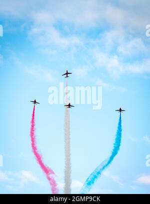 Sidmouth, settembre 2021: Le frecce rosse della Royal Air Force (RAF) si esibiscono con i loro aerei a reazione BAE Hawk al Sidmouth Air Show Foto Stock