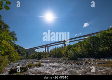 Guidando Egnatia Odos, la moderna e antica strada della Grecia. Ponte autostradale vicino a Metsovo Grecia. Foto Stock