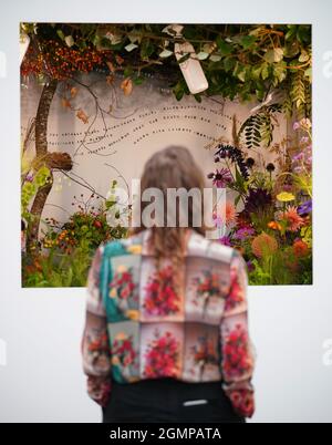 Un visitatore che guarda un disegno floreale del Fairford Flower Collective al RHS Chelsea Flower Show Press Day, presso il Royal Hospital Chelsea, Londra. Data foto: Lunedì 20 settembre 2021. Foto Stock