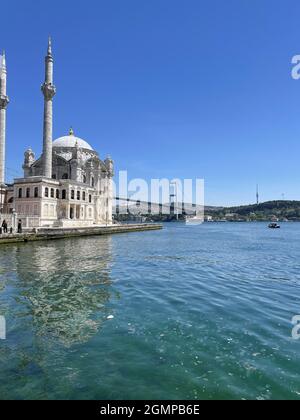 Colpo verticale della moschea di Ortakoy a Istanbul, Turchia, durante la luce del giorno Foto Stock