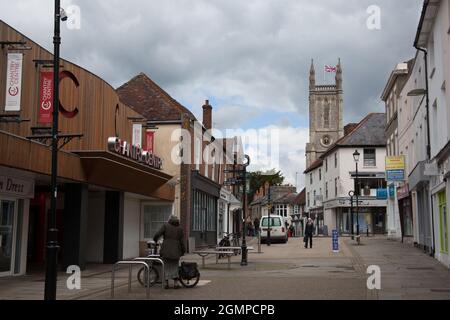 Vista sulla High Street di Andover con la chiesa di St Mary, Hampshire nel Regno Unito Foto Stock