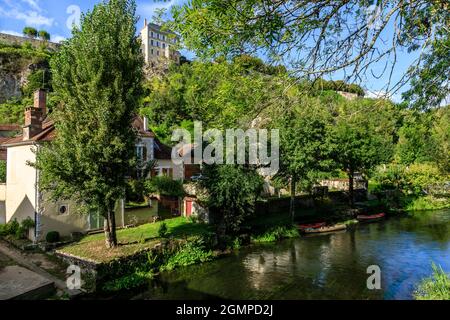 Francia, Yonne, Canal du Nivernais, Mailly le Chateau, il villaggio sottostante dal ponte sul fiume Yonne // Francia, Yonne (89), Canal du Nivernais Foto Stock