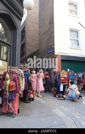 Mini mercato d'annata a Gotham Alley, Hastings, East Sussex, Regno Unito Foto Stock