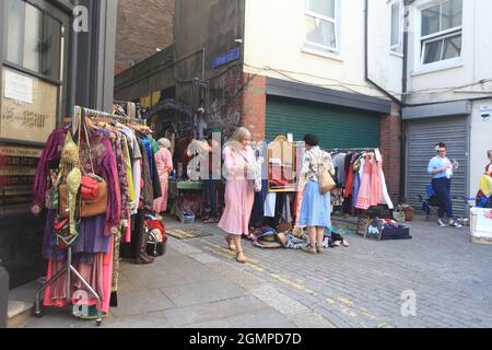 Mini mercato d'annata a Gotham Alley, Hastings, East Sussex, Regno Unito Foto Stock