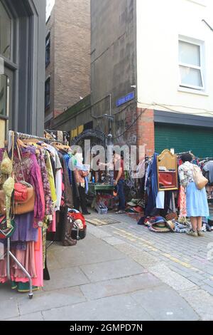 Mini mercato d'annata a Gotham Alley, Hastings, East Sussex, Regno Unito Foto Stock