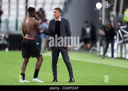 Torino, Italia. 19 settembre 2021. Rafael Leao e Paolo Maldini di AC Milan festeggiano dopo aver vinto la Serie A match tra Juventus FC e AC Milan . Foto Stock